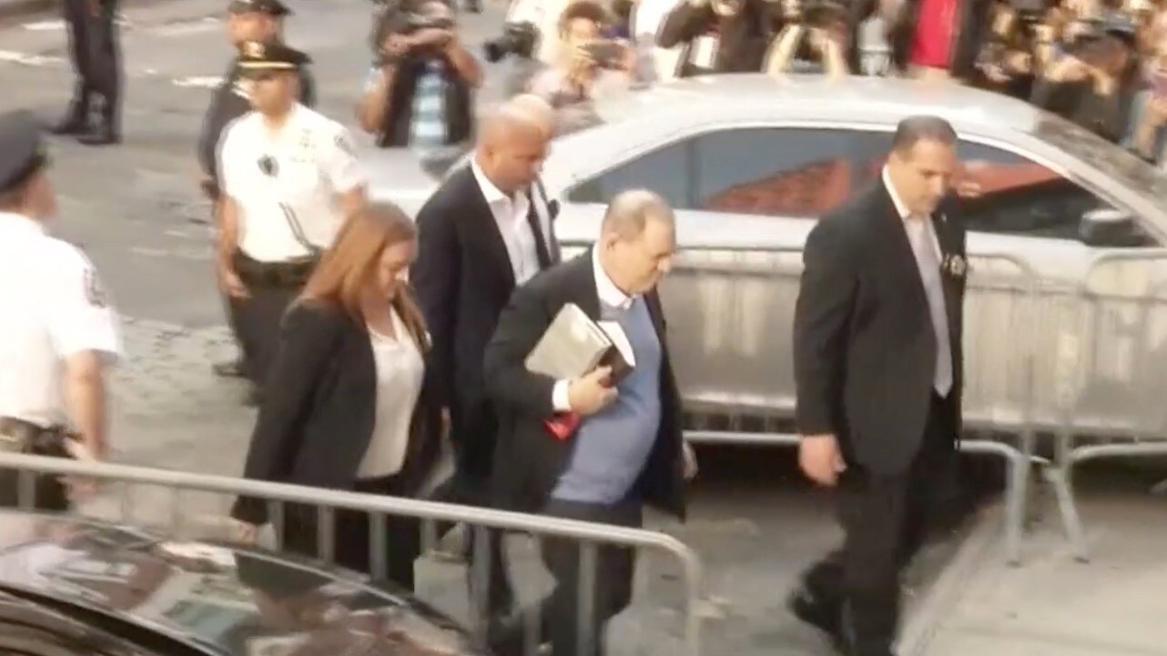 Här överlämnar sig Harvey Weinstein till polisen