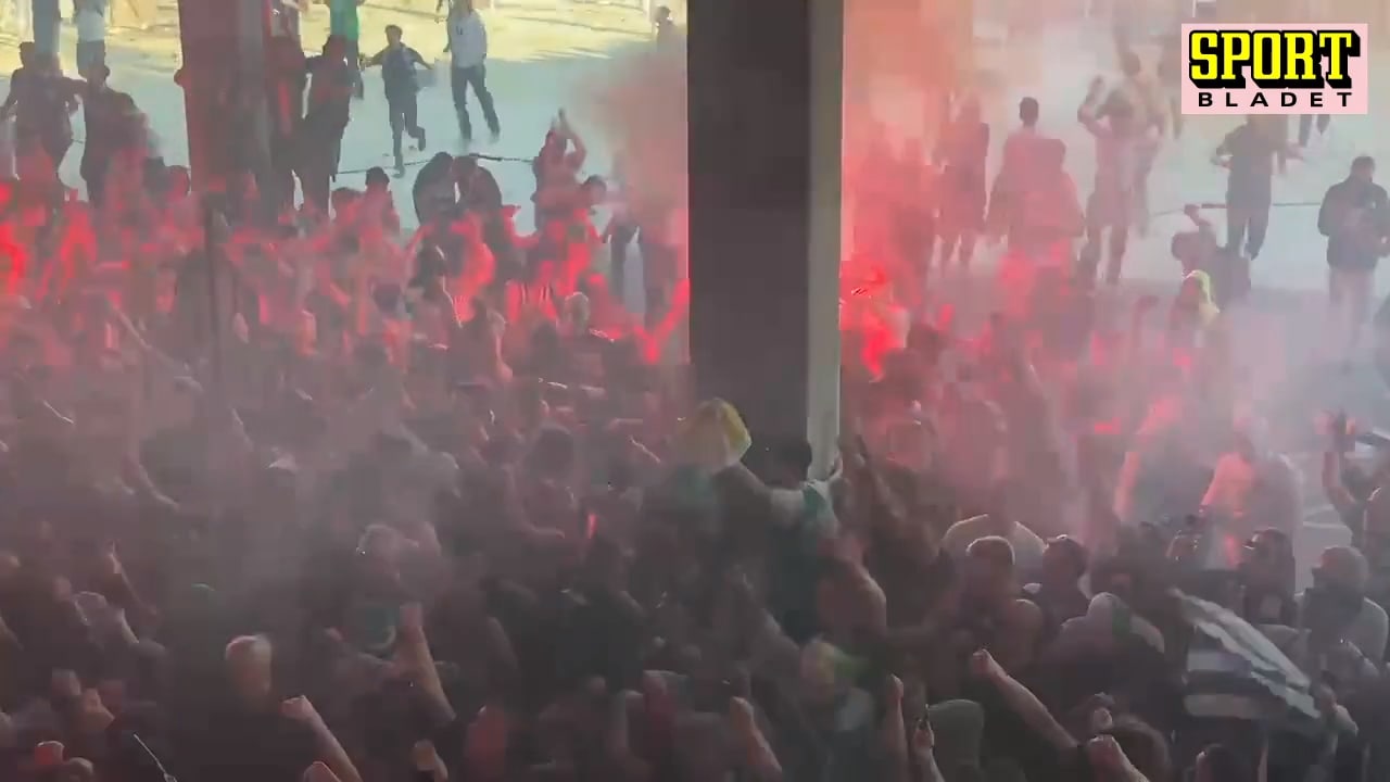 Kaosscener efter cupfinalen – spelarna tvingas fly när fansen stormar