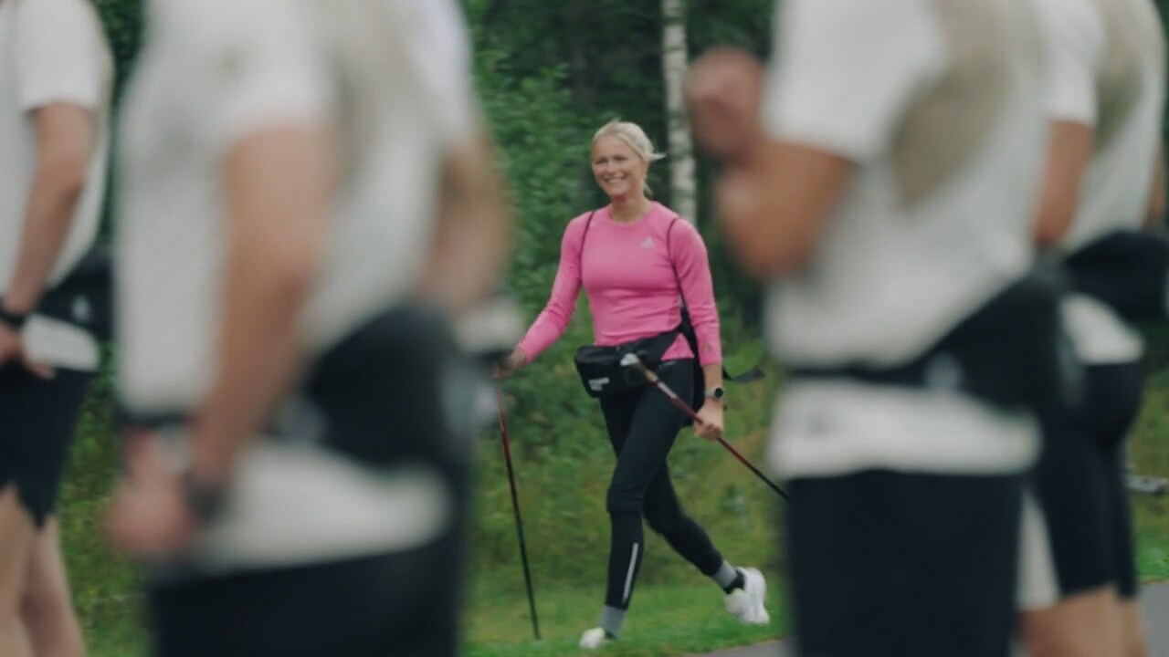 Här möter Frida laget efter uppbrottet: "Walk of shame"