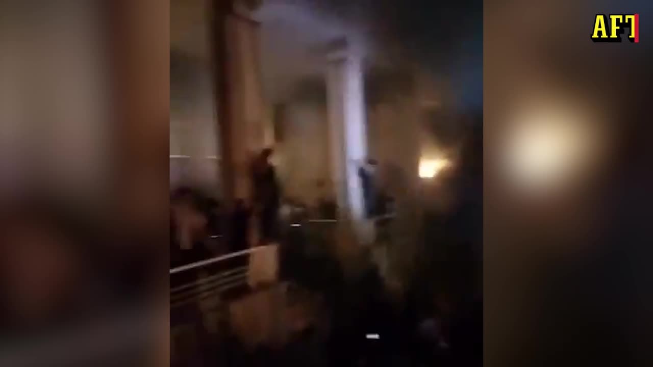 Här brinner svenska ambassaden i Bagdad