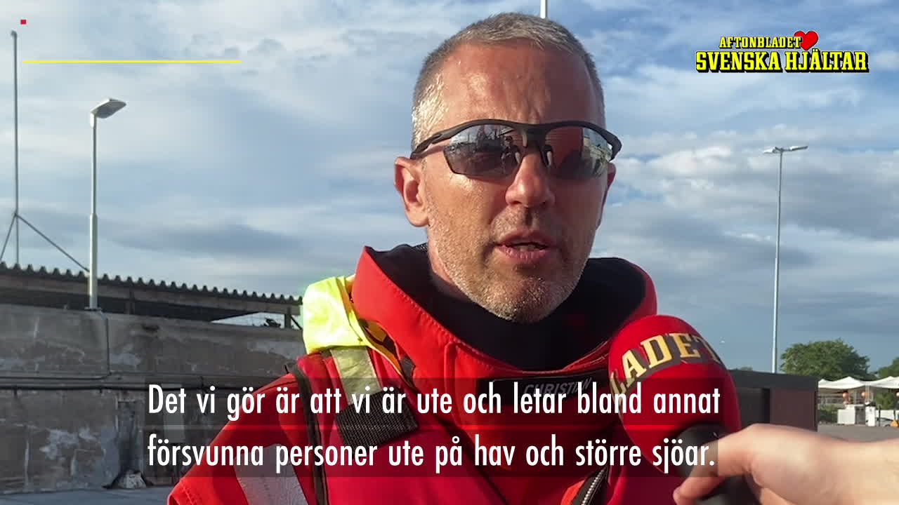 Se när Bruse övar på att hitta nödställda i vattnet