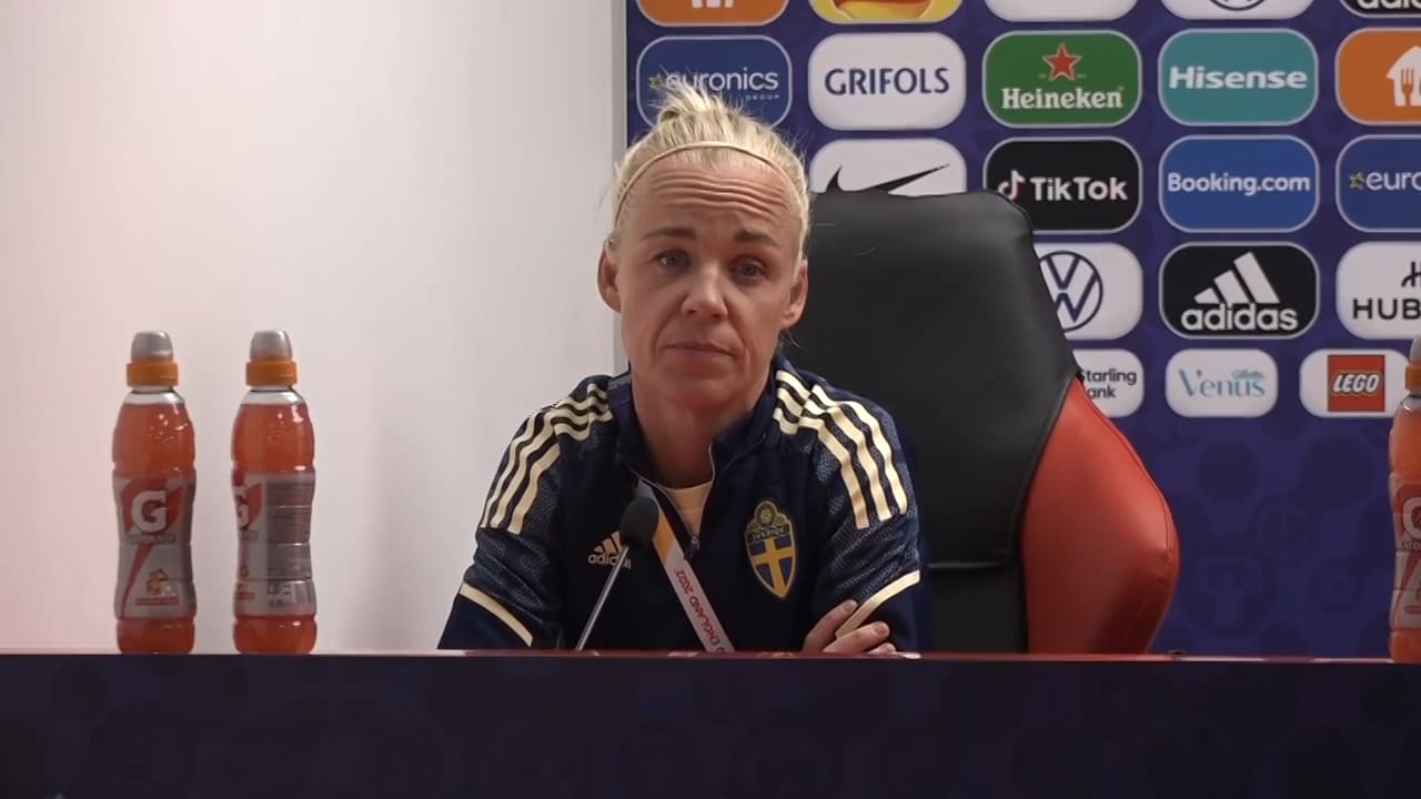 Caroline Seger om att spela med regnbågsbindel: Vill absolut göra det