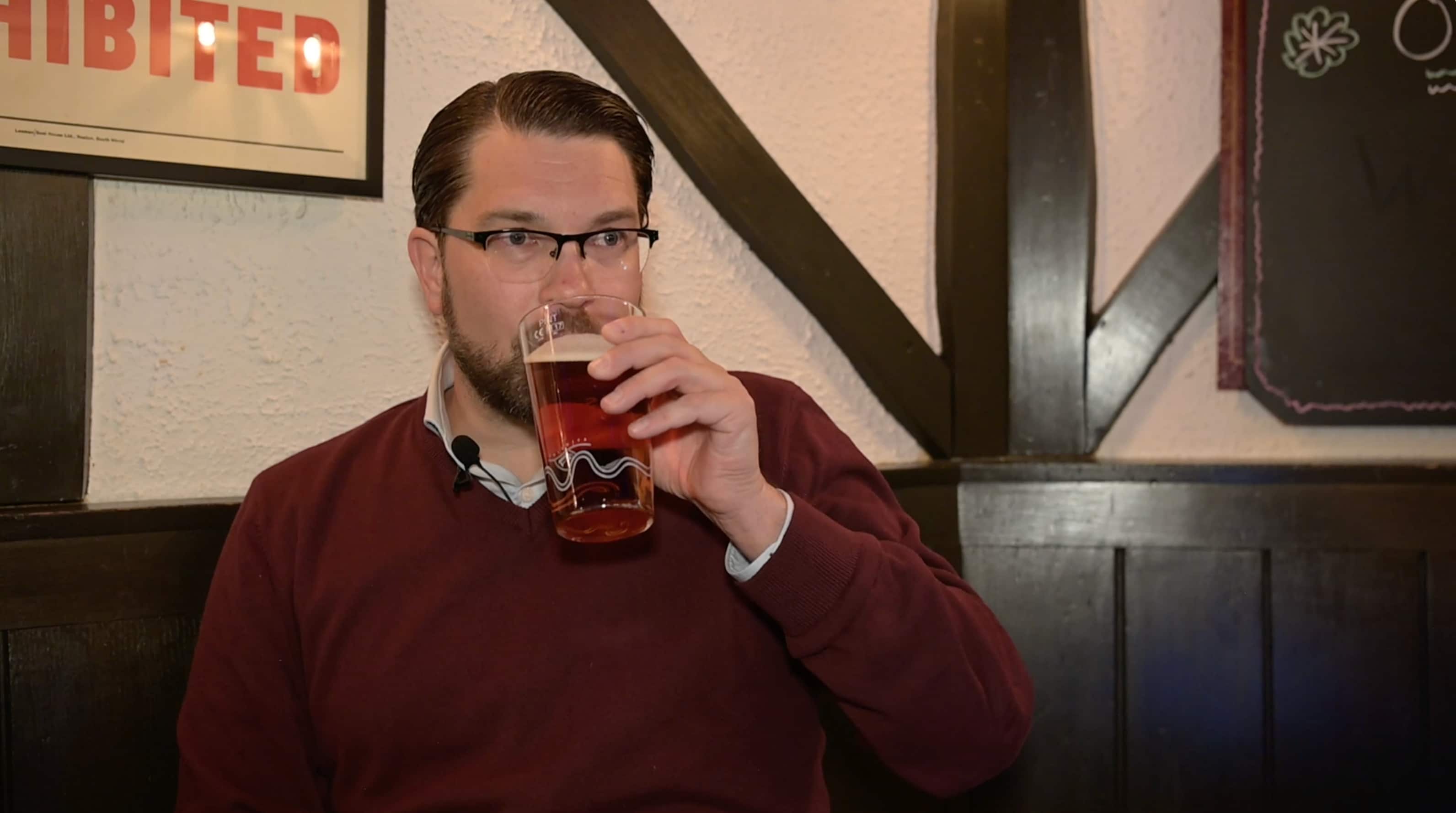 Häng med Aftonbladet på en öl med Jimmie Åkesson: "Backar helst inte med släp inför andra"