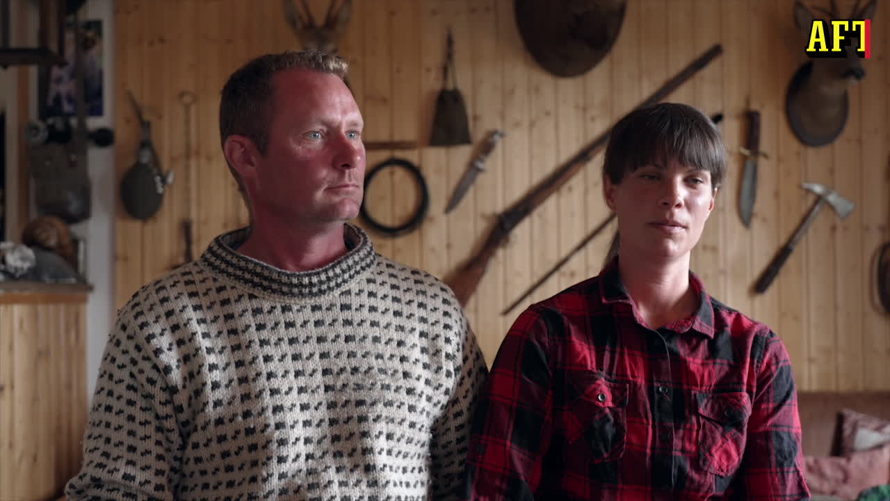 Svenskarna Erkki och Elin ser Ryssland från köksfönstret