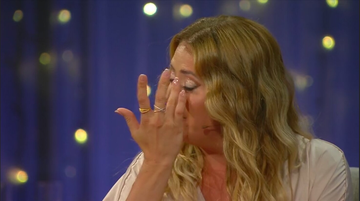 Här bryter programledaren i ”Bachelor” ihop