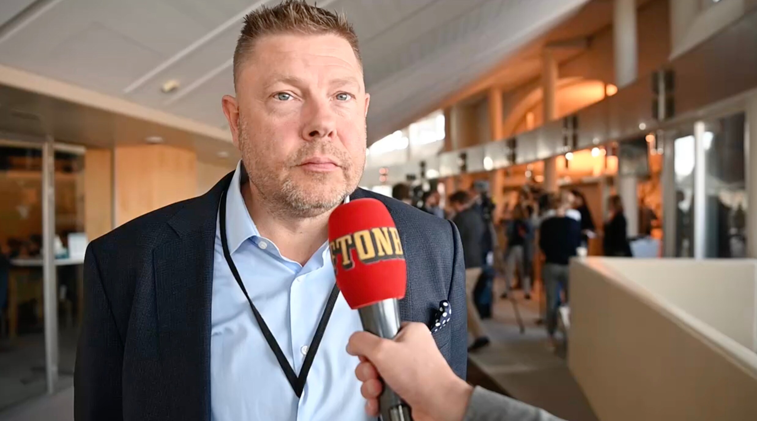 I Skuggan av valrörelsen: Oisín Cantwell möter fotografen Pelle T Nilsson