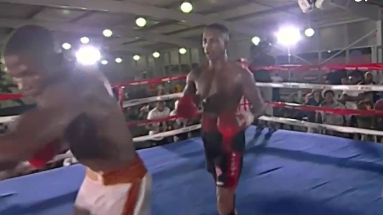 På väg att vinna – då börjar han yra och slå i luften