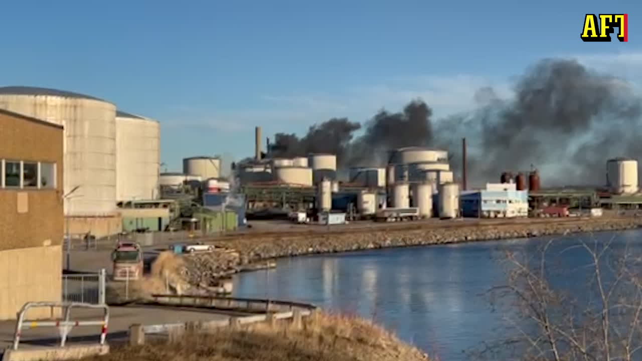 Se filmen från branden – kraftig rök över hamnen