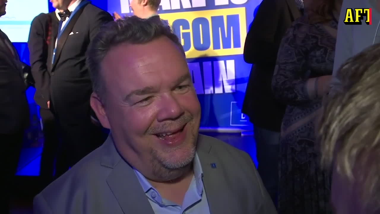 KD-toppen bjöds på lyxhotell och middagar av diktatur