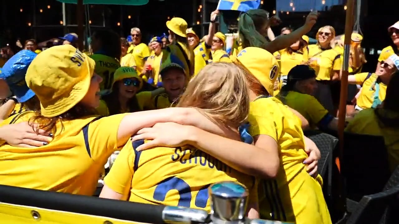 Allsång, öl och glass – så laddar svenska fansen