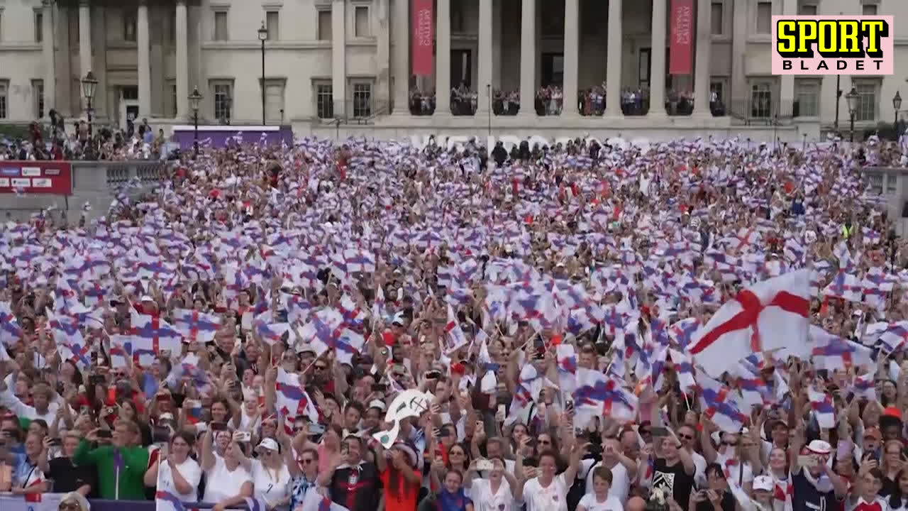 Här firar tusentals fans på Trafalgar Square