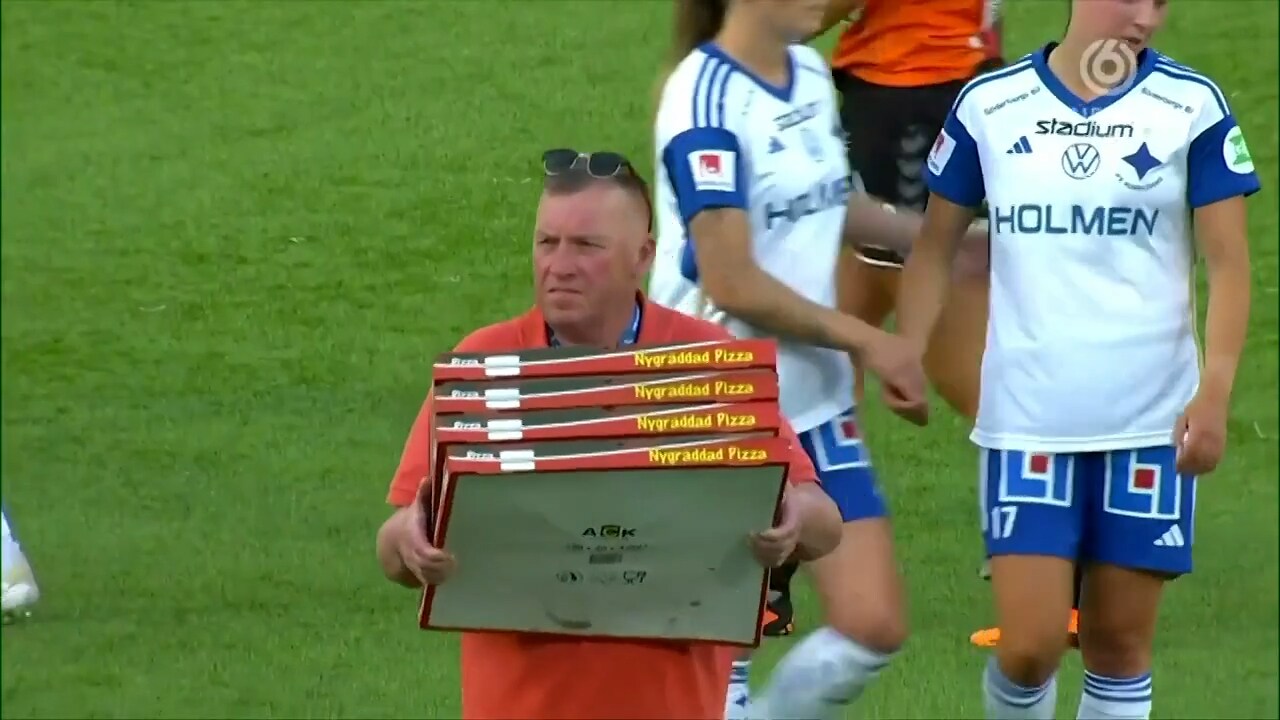 Märkliga scenerna: Dyker upp med pizzor – efter slutsignalen