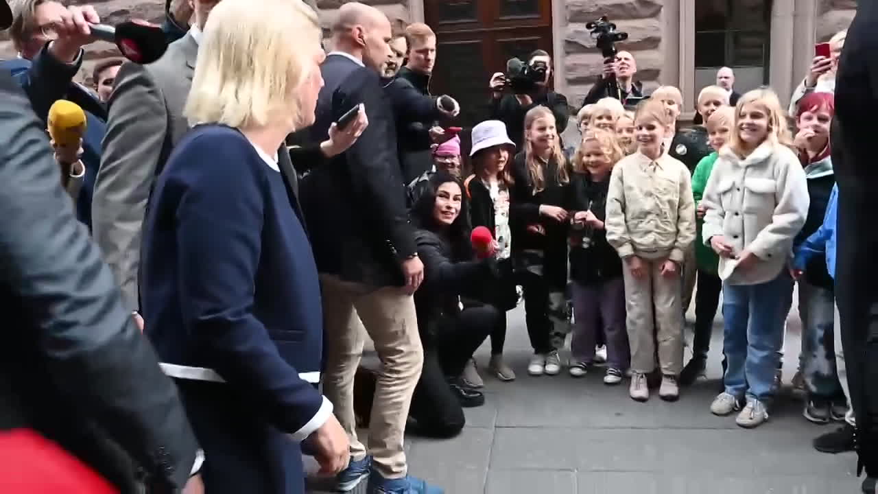 Här dyker skolbarnen upp på väg till talmannen
