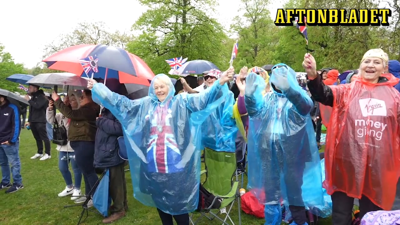 Britterna flera timmar efter Charles III:s kröning: Vi är fortfarande här