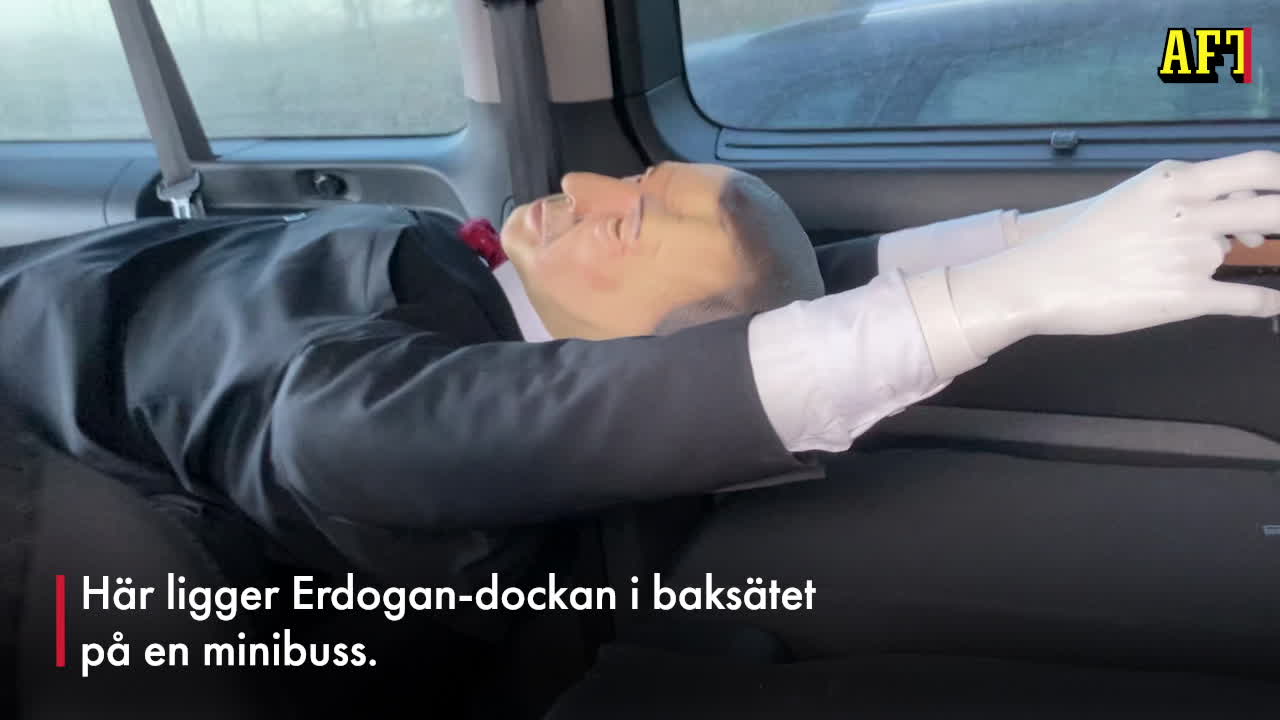 Här ligger "Erdogan" i baksätet på en minibuss