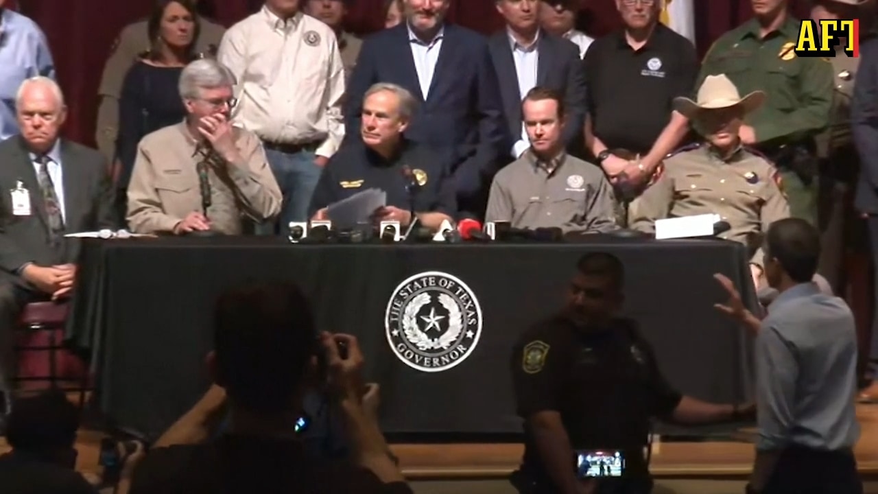 Här avbryts presskonferensen efter skolskjutningen i Texas av bråk: ”Du är ditt fel”