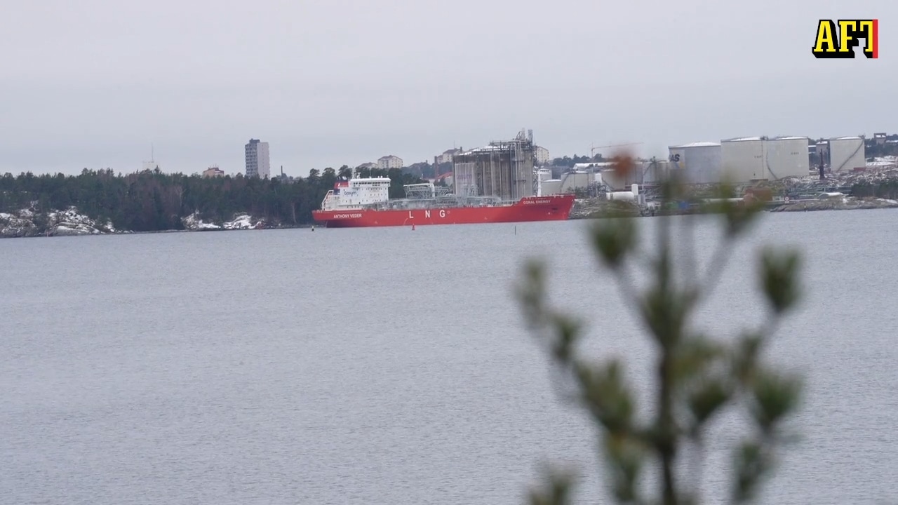 Här lägger ryska fartyget med fossilgas till i Nynäshamn