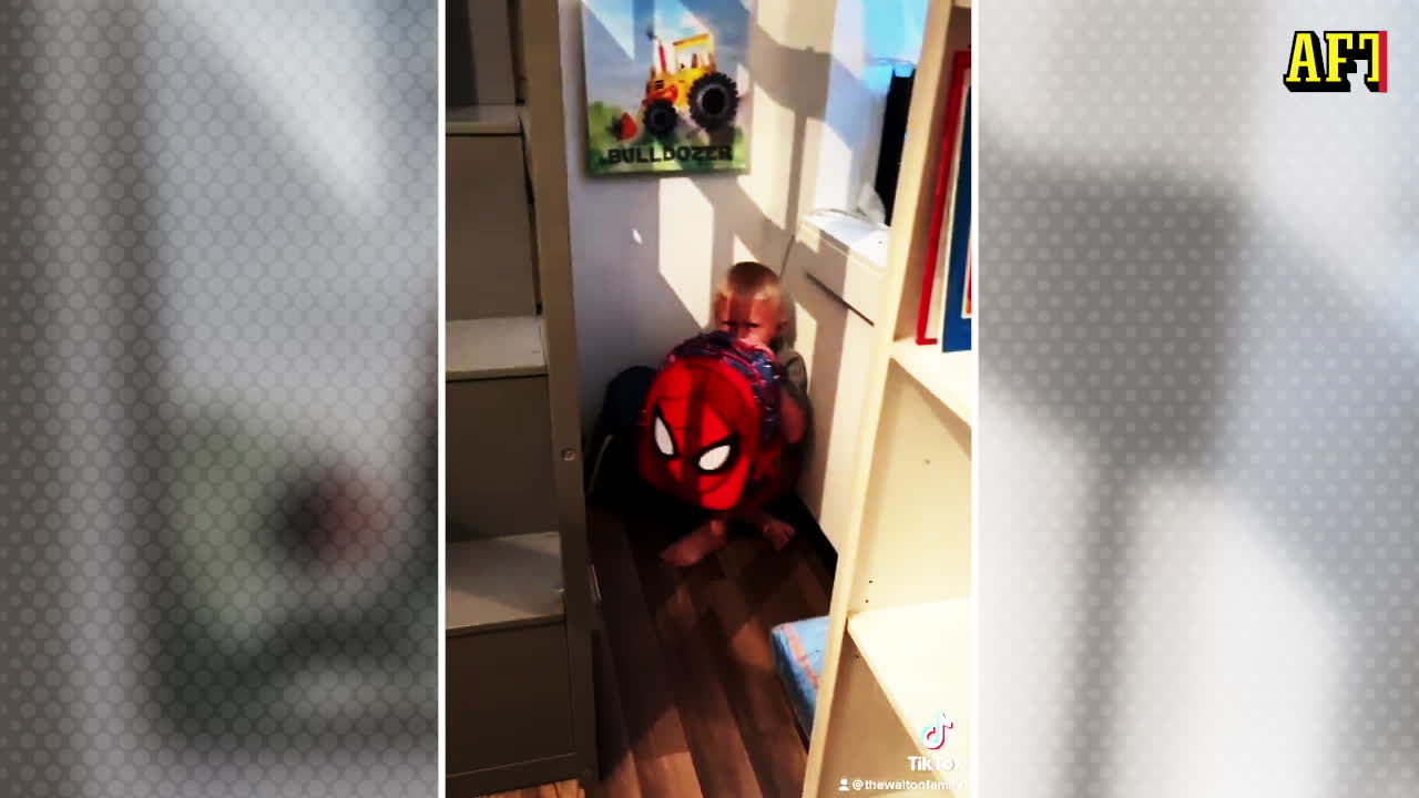 Här tränar Cassie sin femåriga son med skottsäker ryggsäck