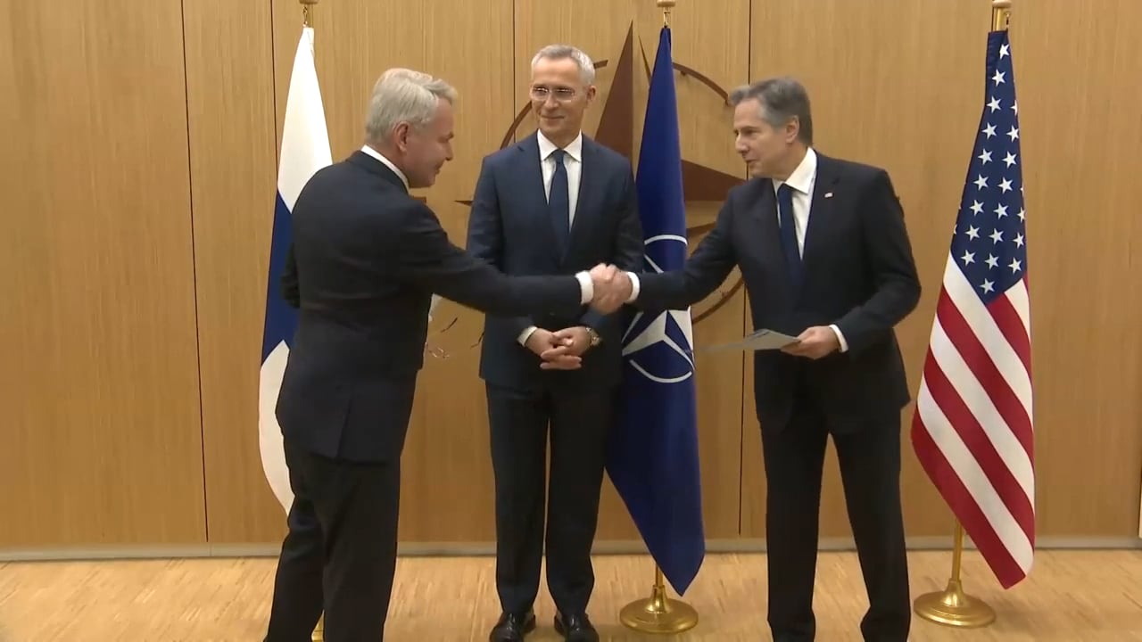 Finlands utrikesminister möter Stoltenberg: ”Vi är nu medlemmar av NATO”