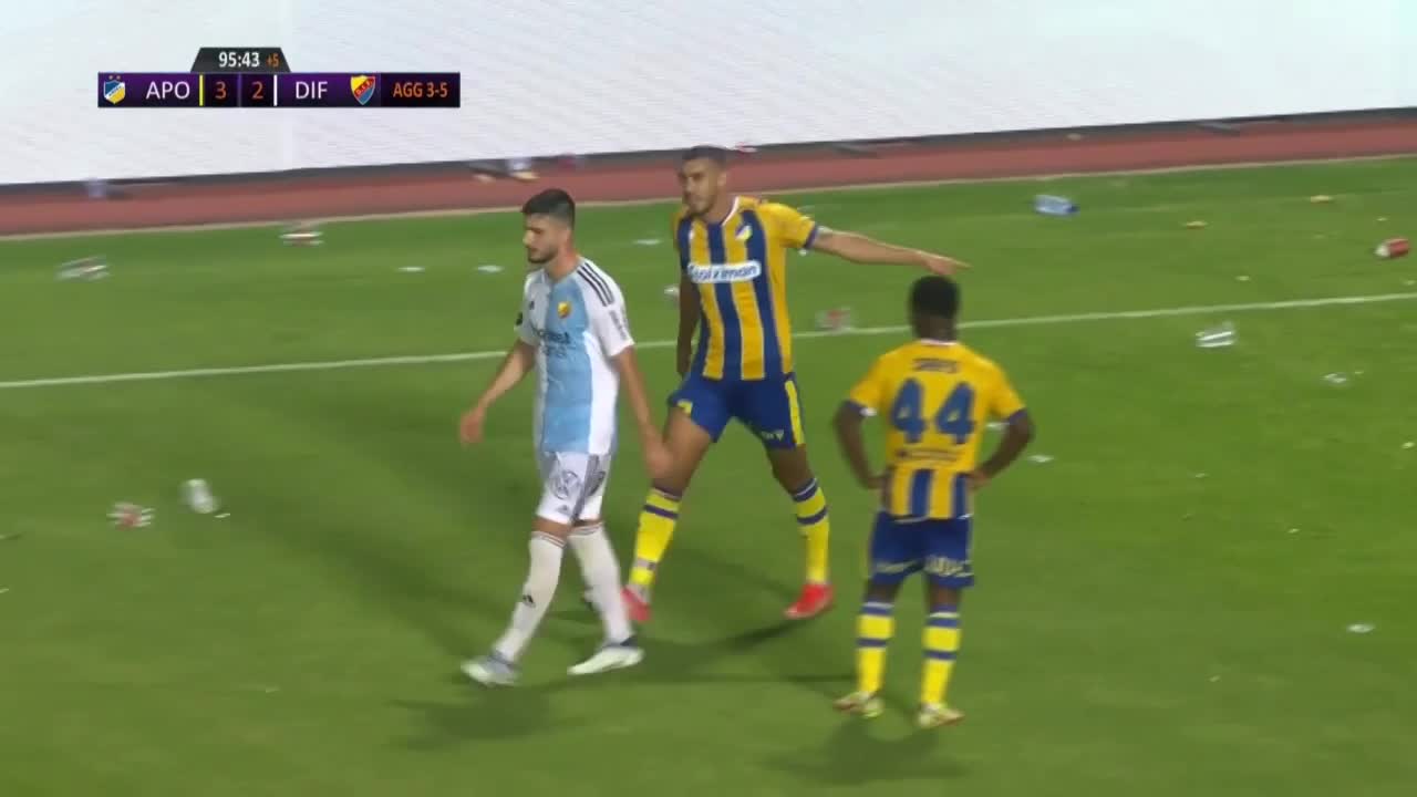 Skandalscener i Conference League - publik kastar saker mot Djurgårdsspelarna