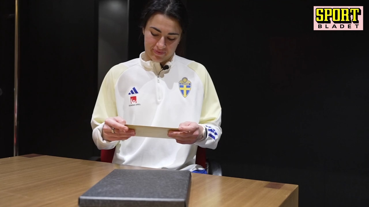 Här öppnar Musovic brevet till framtiden