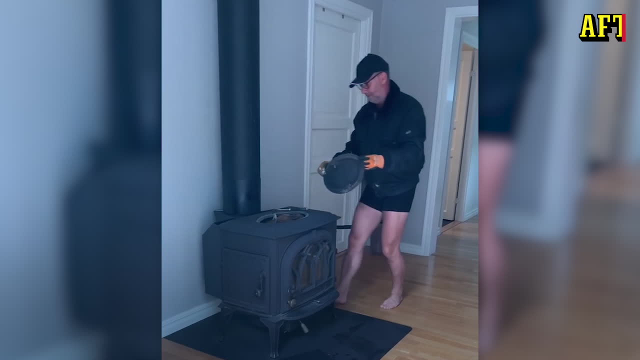 Skräcken i familjens braskamin: "Det ser ju ut som en katt!"