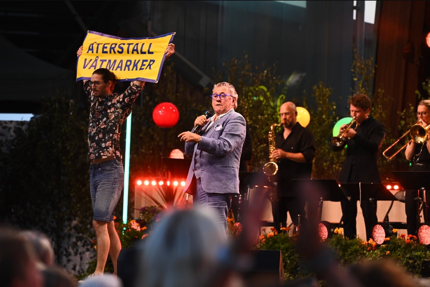 Se när aktivister stormade scenen under allsången