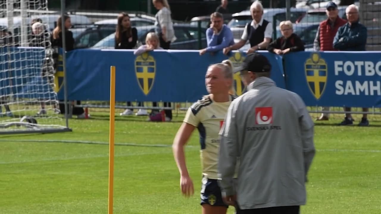 Här kliver stjärnan av träningen skadad