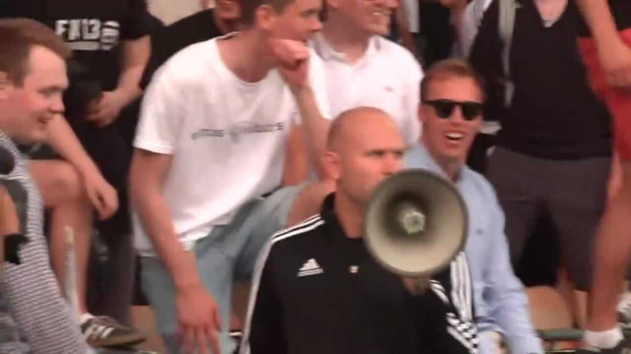 Micke leder fansen