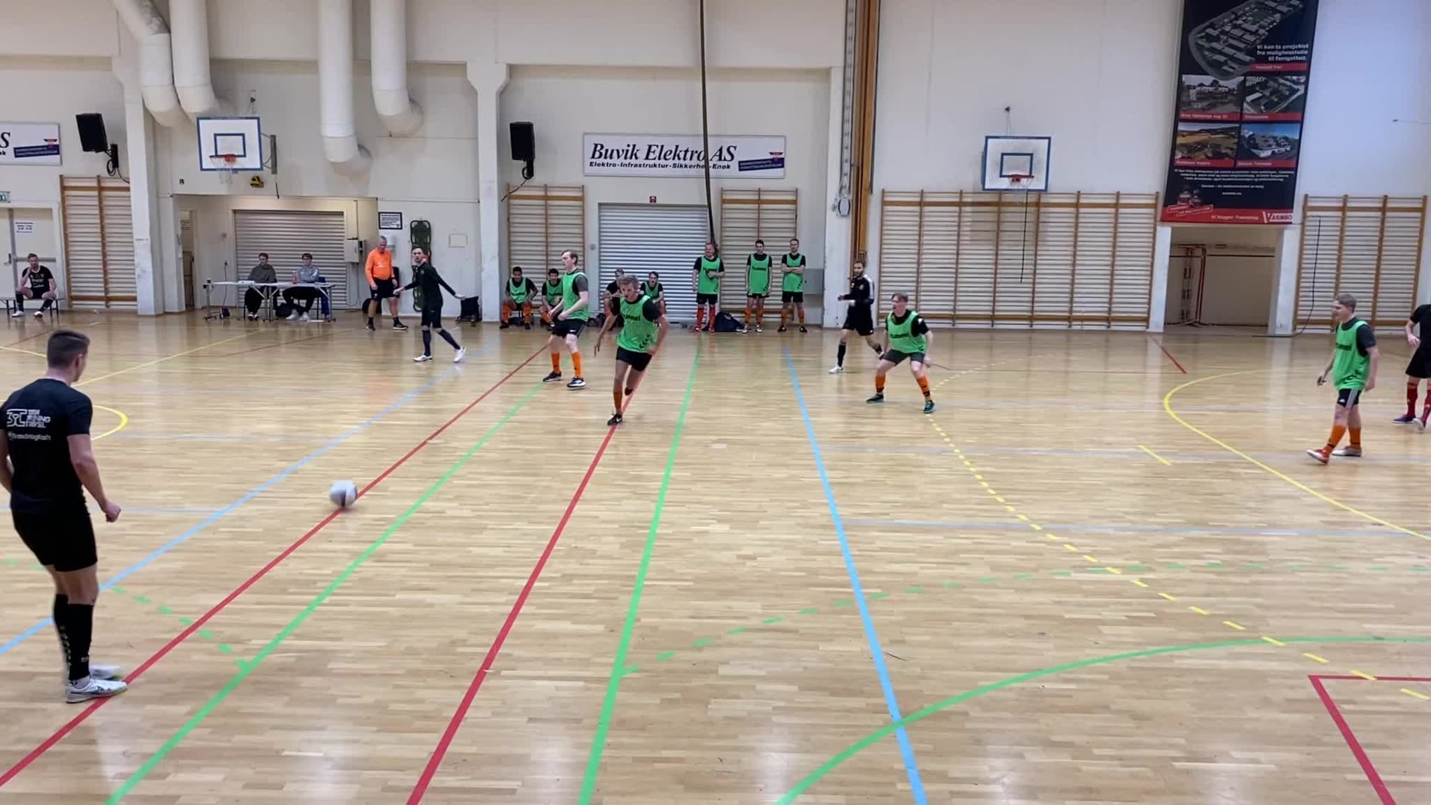Christian Eggen banker ballen i mål