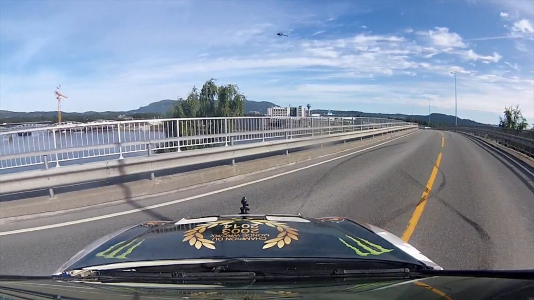 Se Petter Solberg ta piruett på Hellbrua.