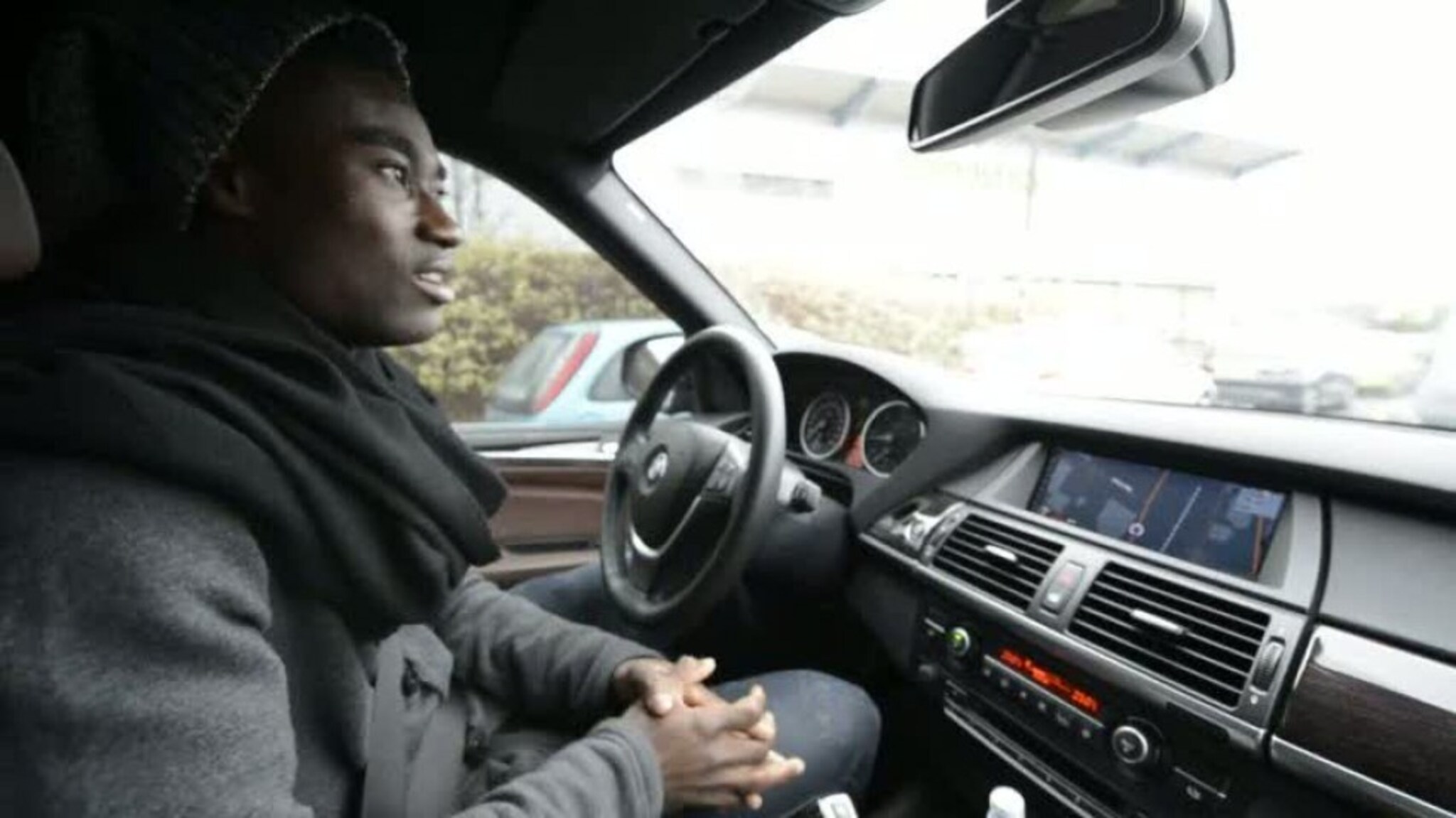 Se, her kjører Tettey