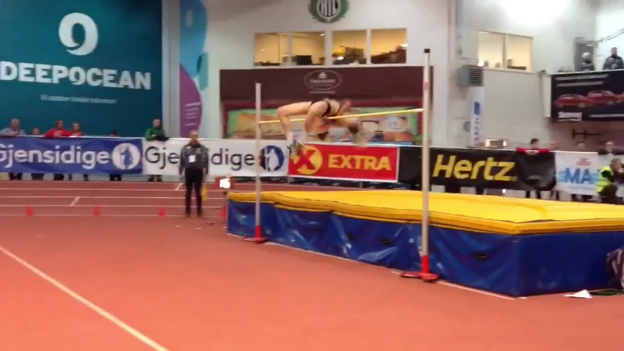 Her hopper Tonje Angelsen 1.90 meter og blir innendørs norgesmester.
