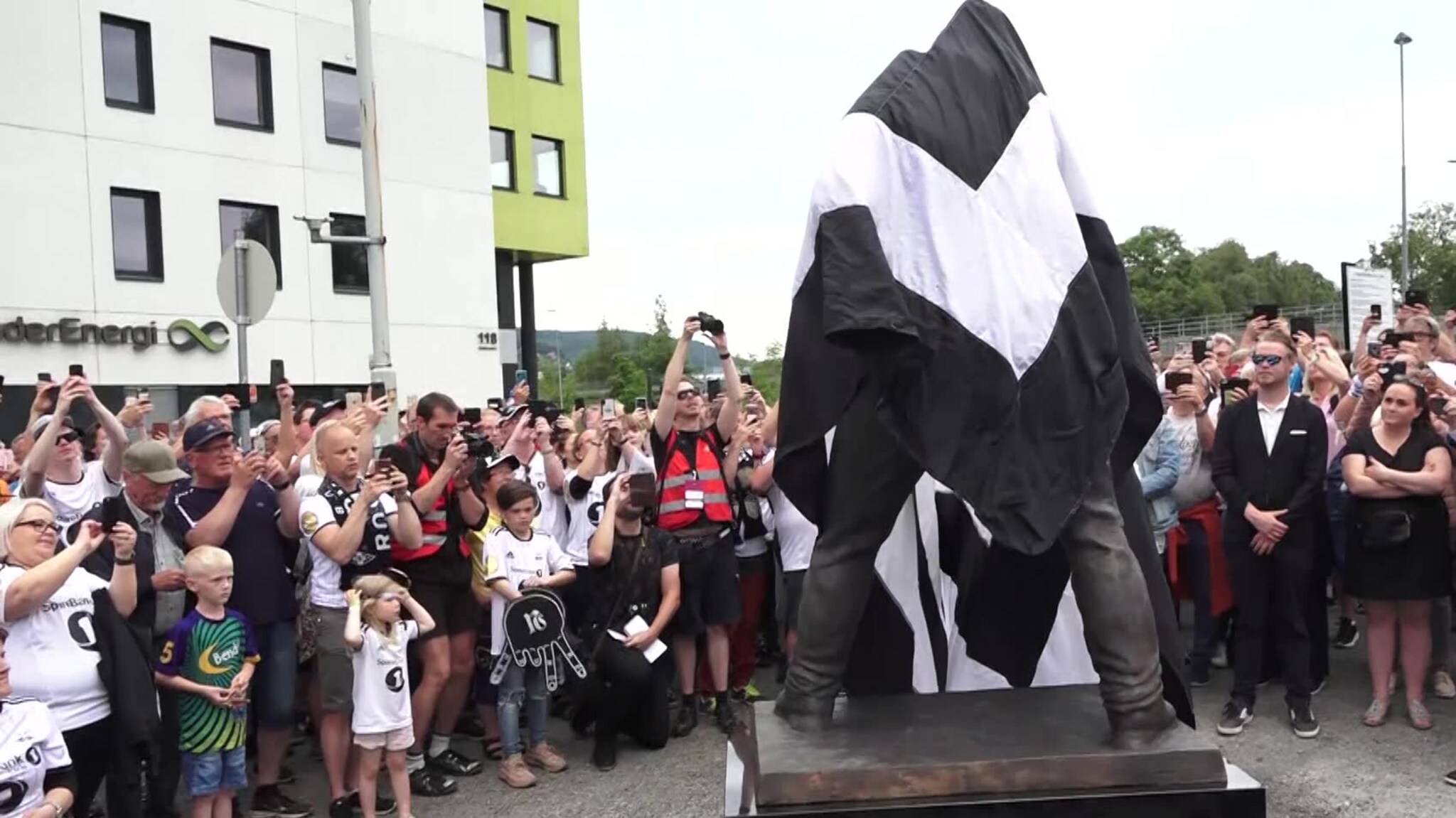 Her avdukes statuen av Nils Arne Eggen