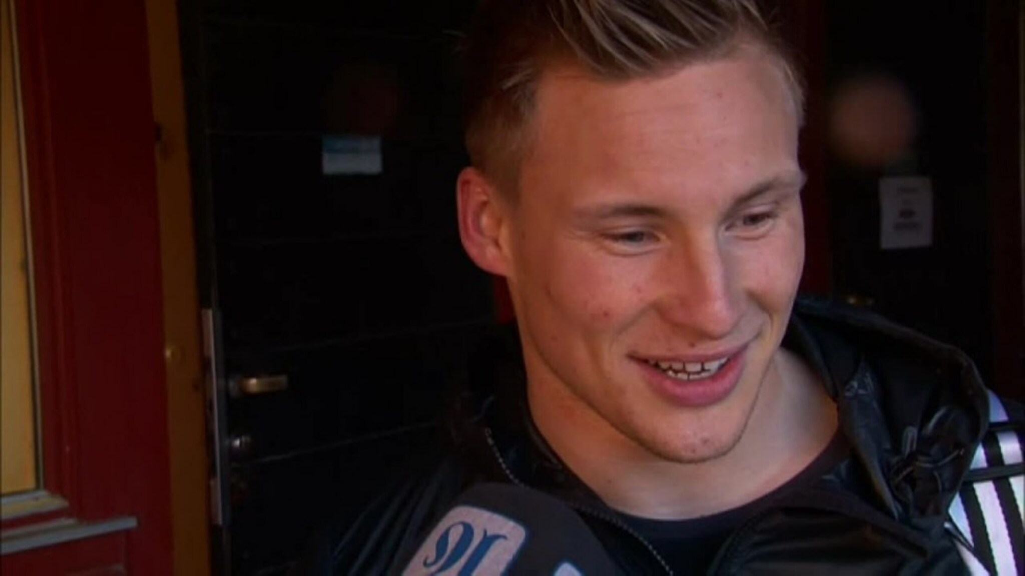 - Han sitter vel på do enda