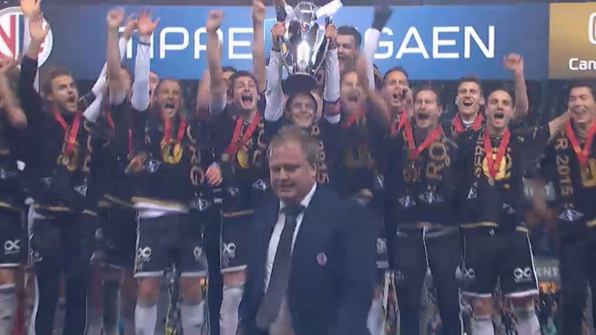 Her mottar RBK-spillerne pokalen