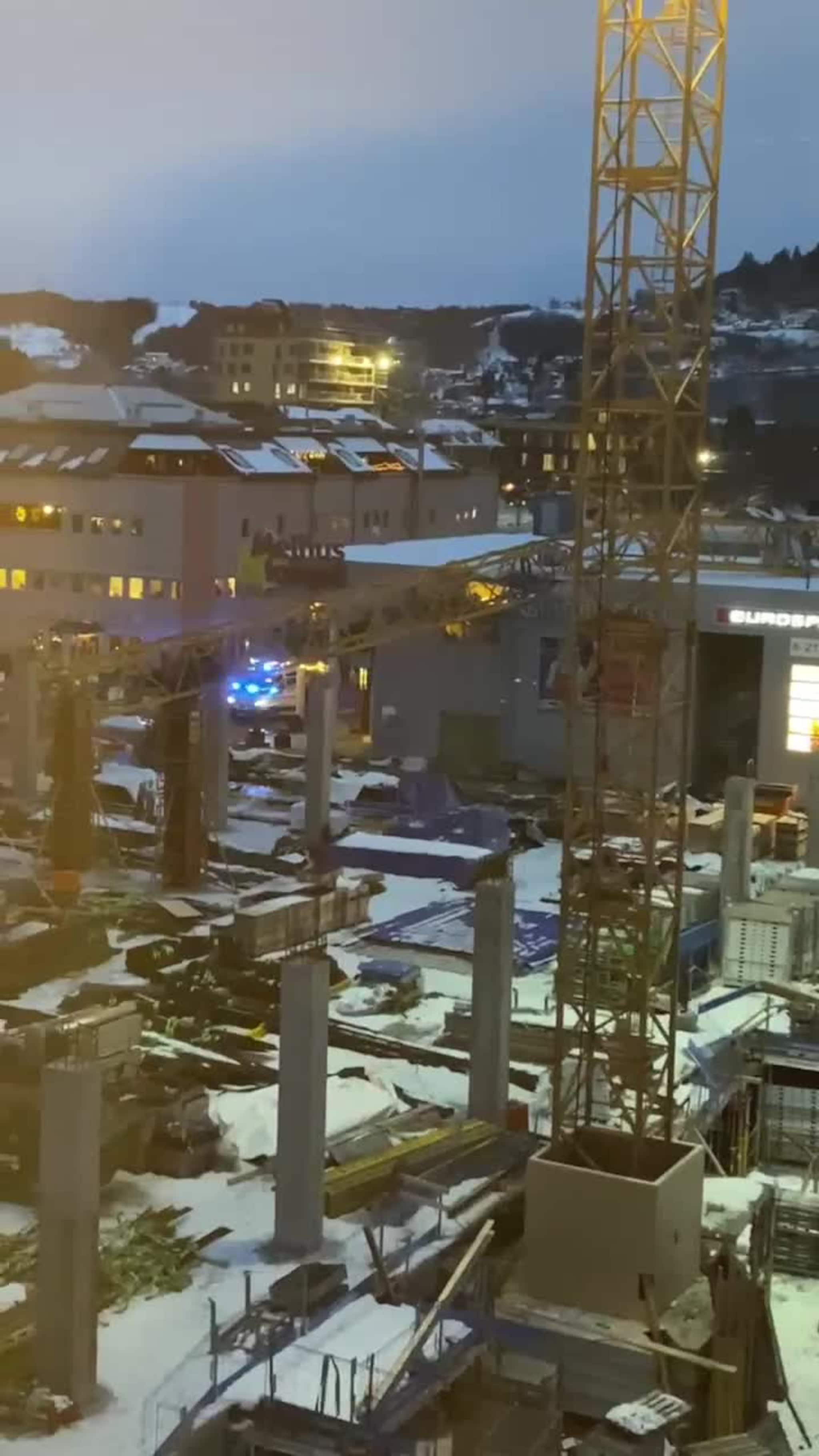 Video rett etter at krana veltet i Melhus sentrum