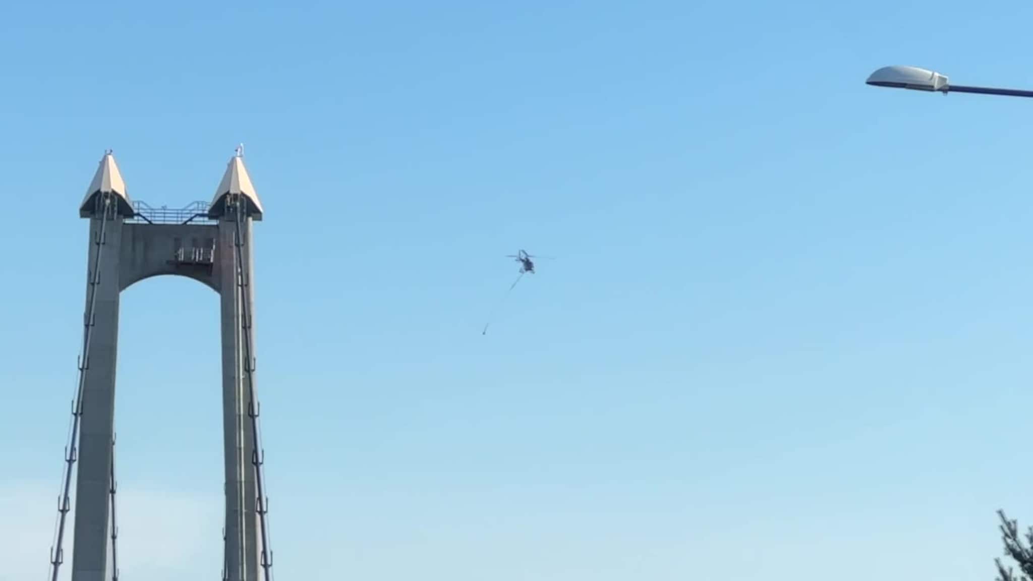 Helikopterløft på Stordabrua