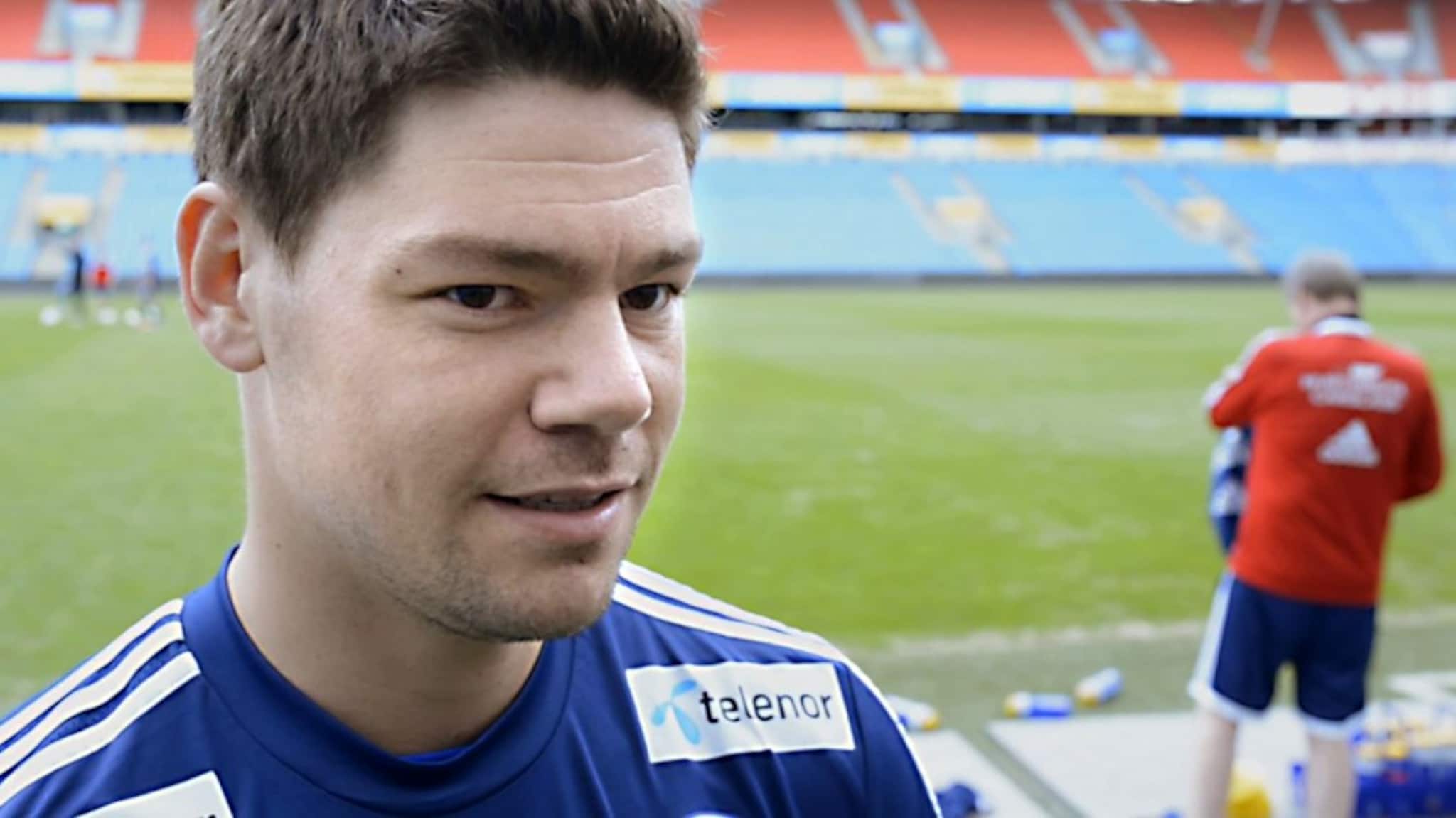 - Skal han spille?