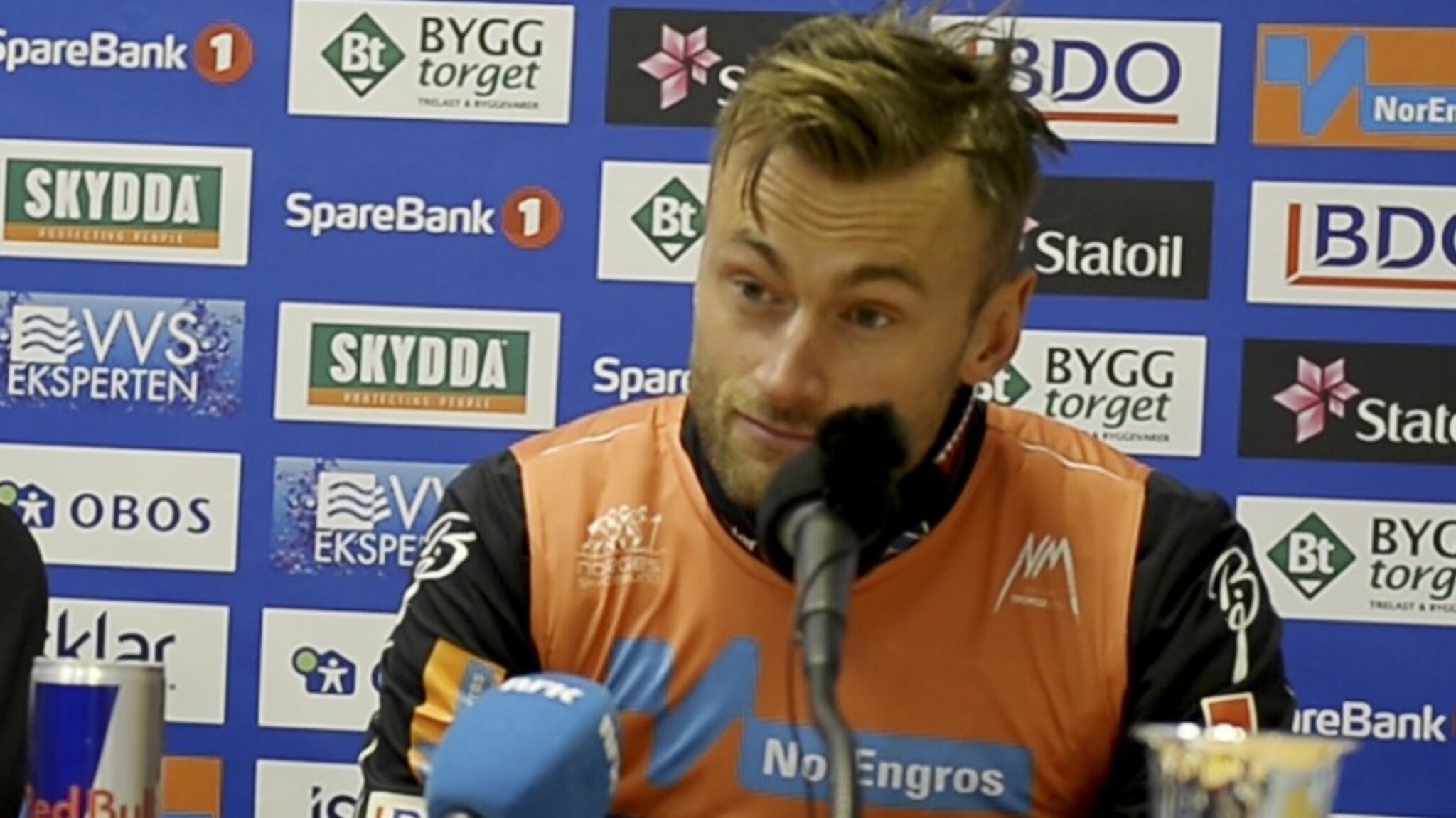 Se Petter herje på pressekonferansen