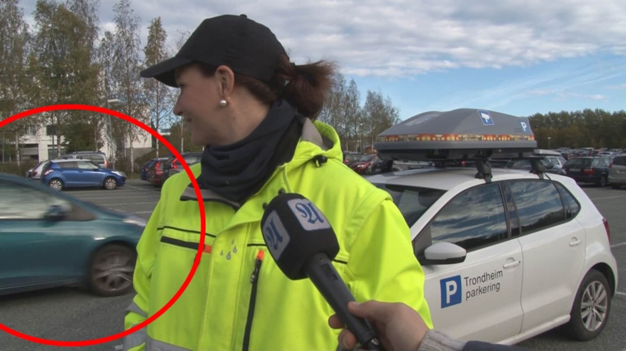 Her gir han ekstra gass forbi parkeringsvakta