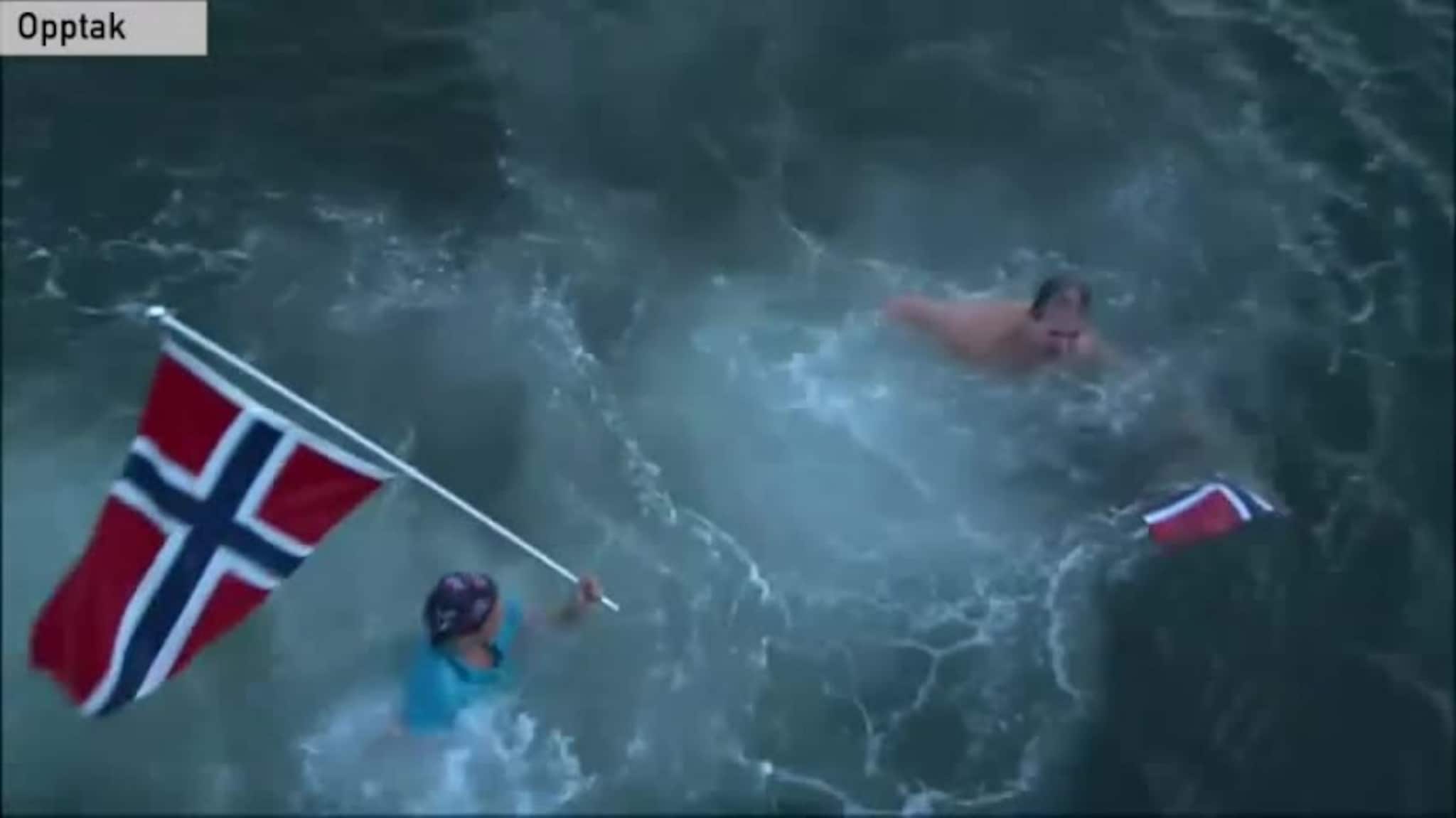 Hopper i havet for å feire Northug
