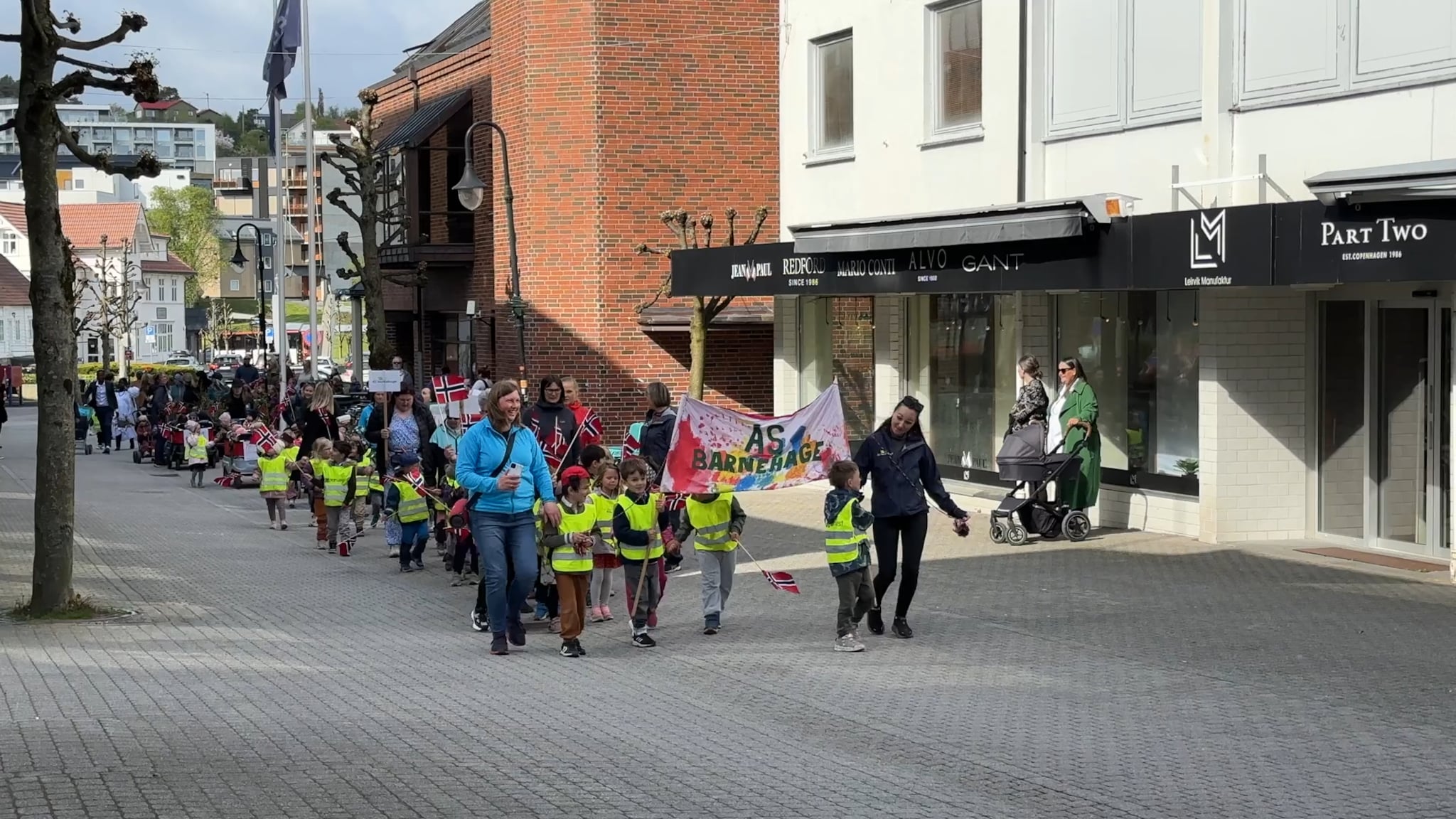 Barnehagetog i Leirvik sentrum