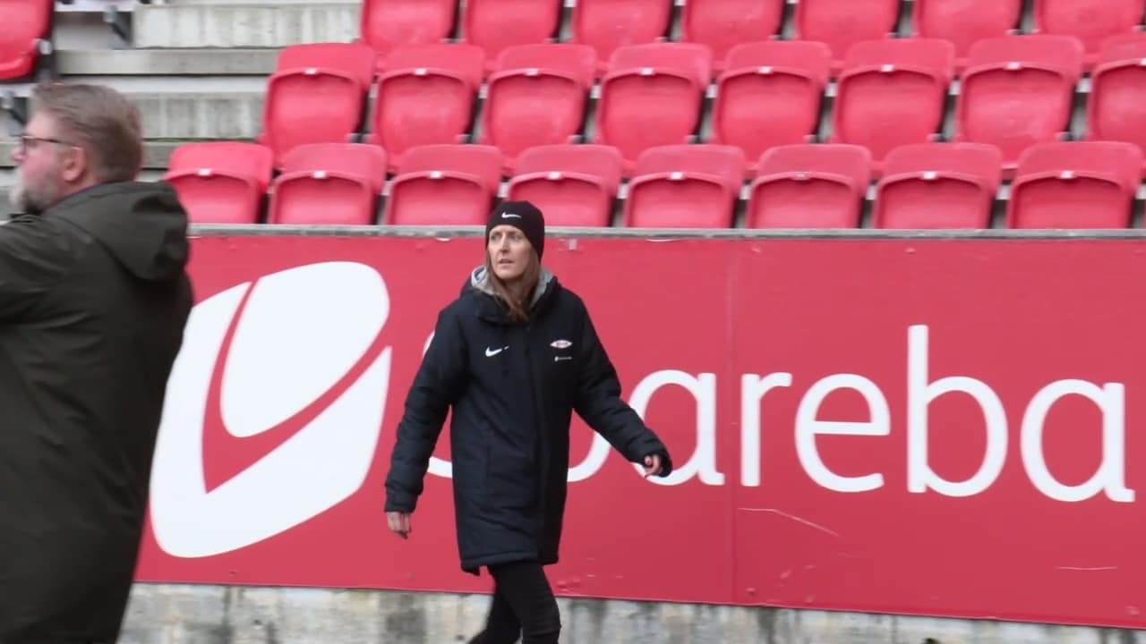 Det Er Blitt Spilt Fotball På Gress På Stadion I 101 år. Det Er Ikke ...