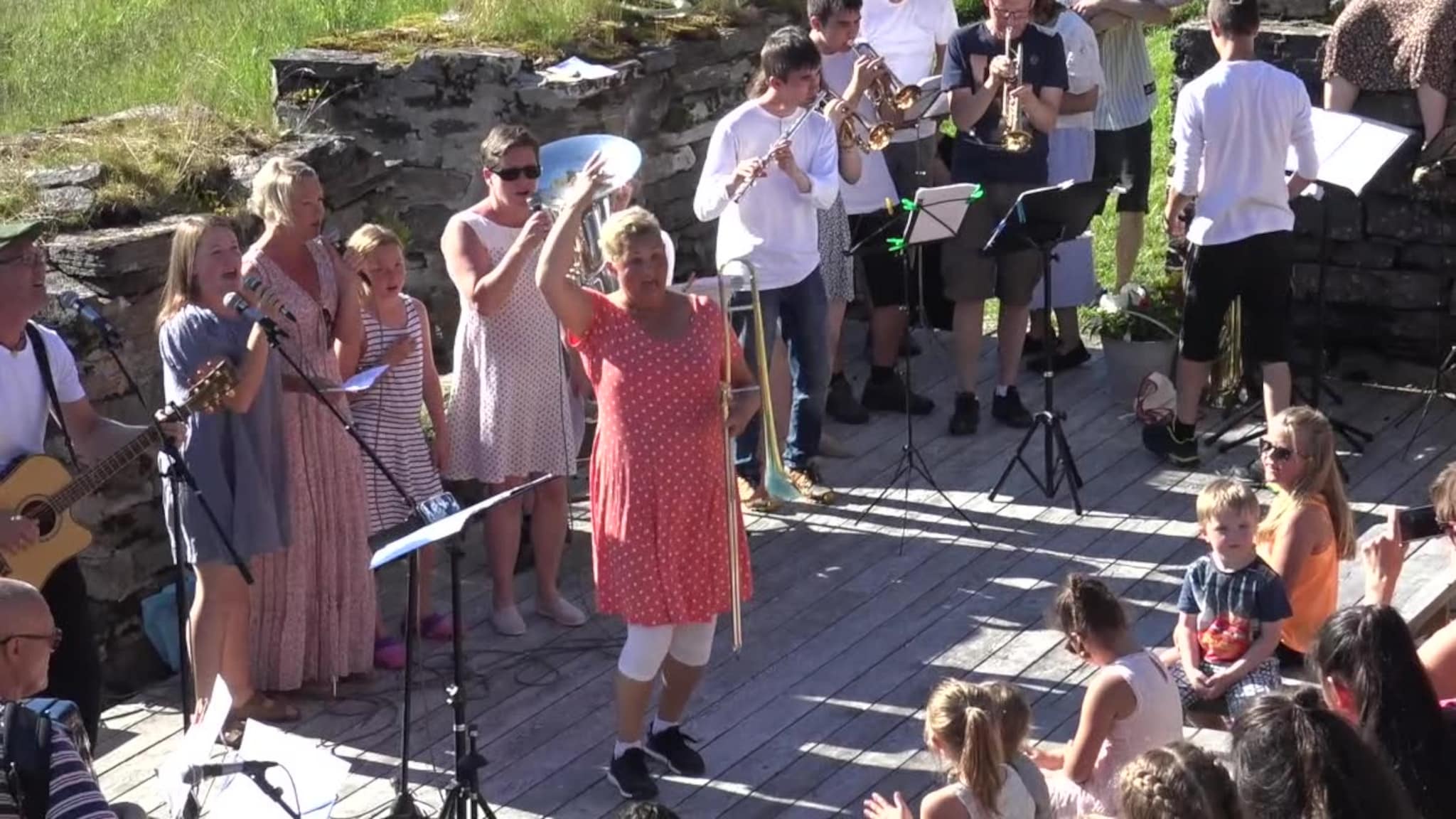 Flere hundre på utekonsert på Dyrøya