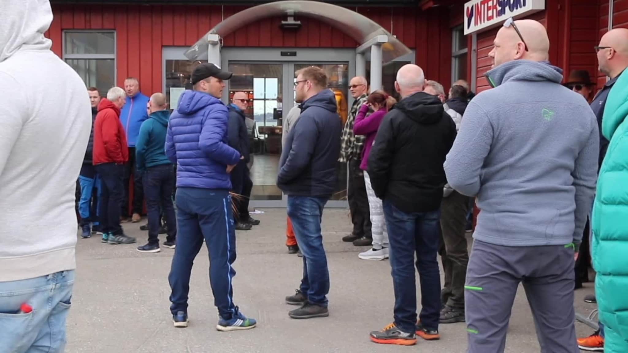 Her stod fem og en halv timer i kø for fiskekort