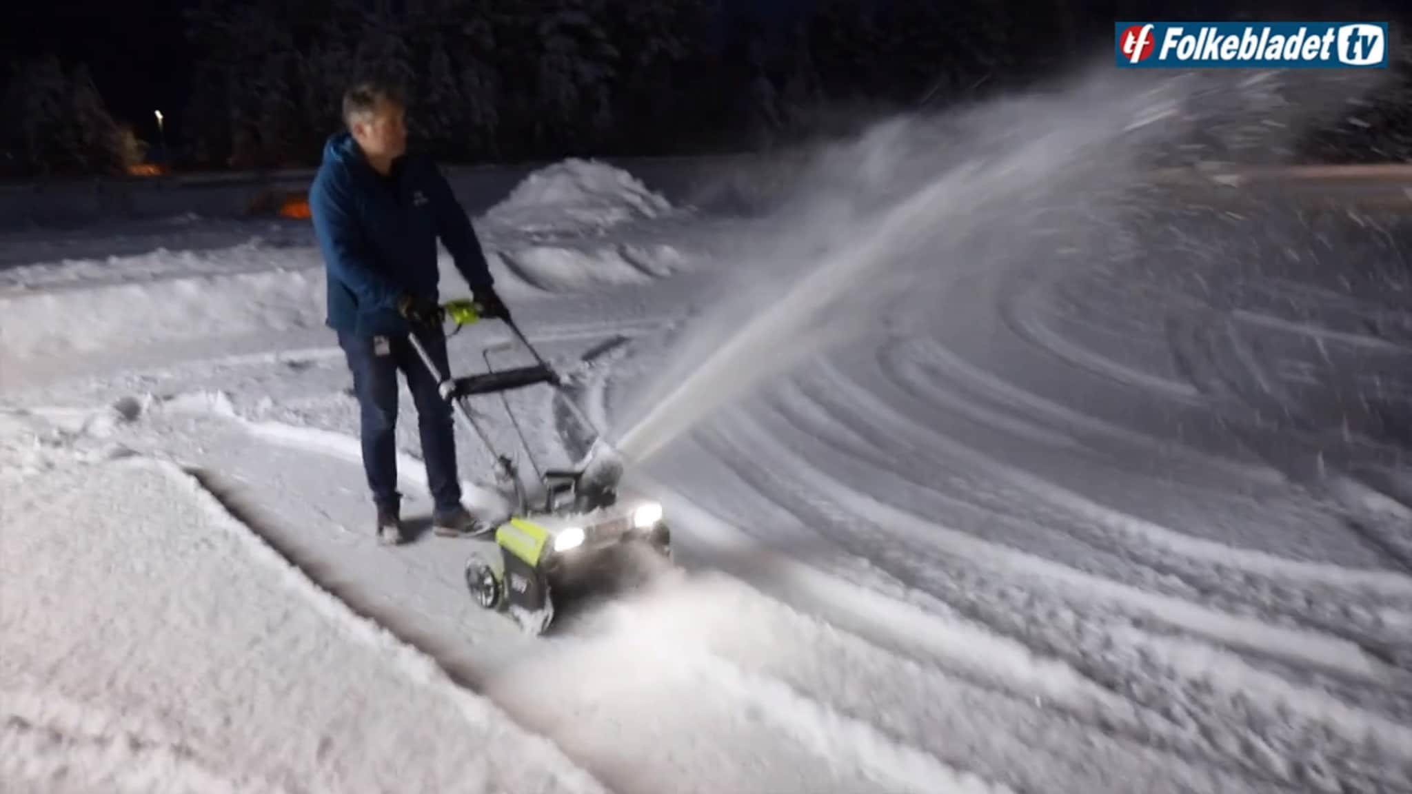Folk strømmer til for elektriske snøfresere