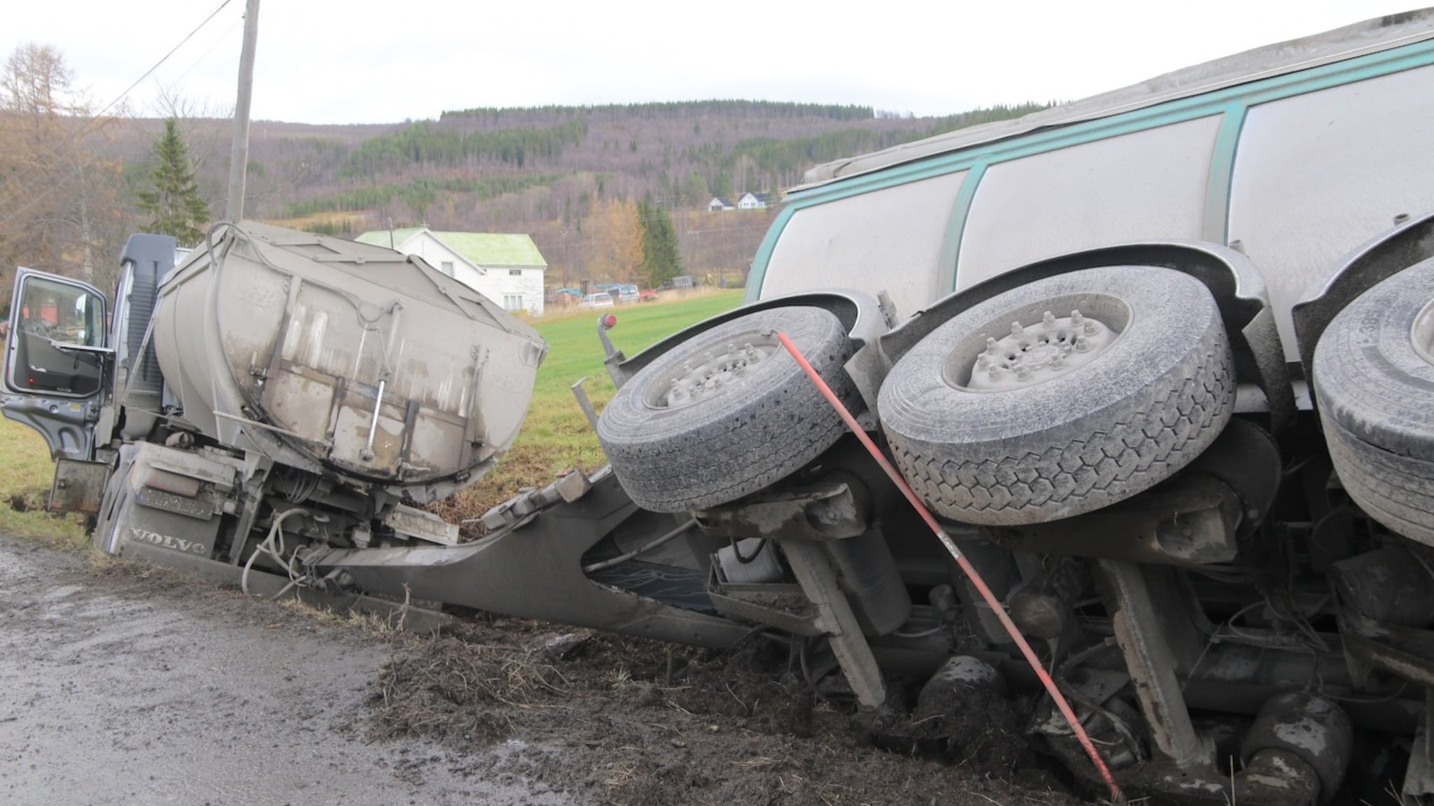 Slik havnet vogntoget utenfor veien