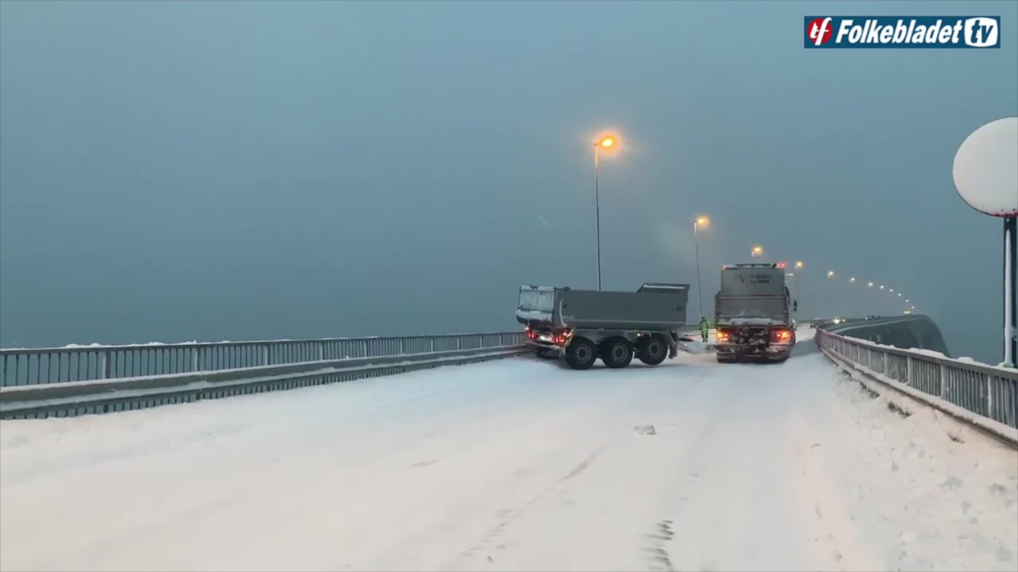 To vogntog sperrer veien på Gisundbrua