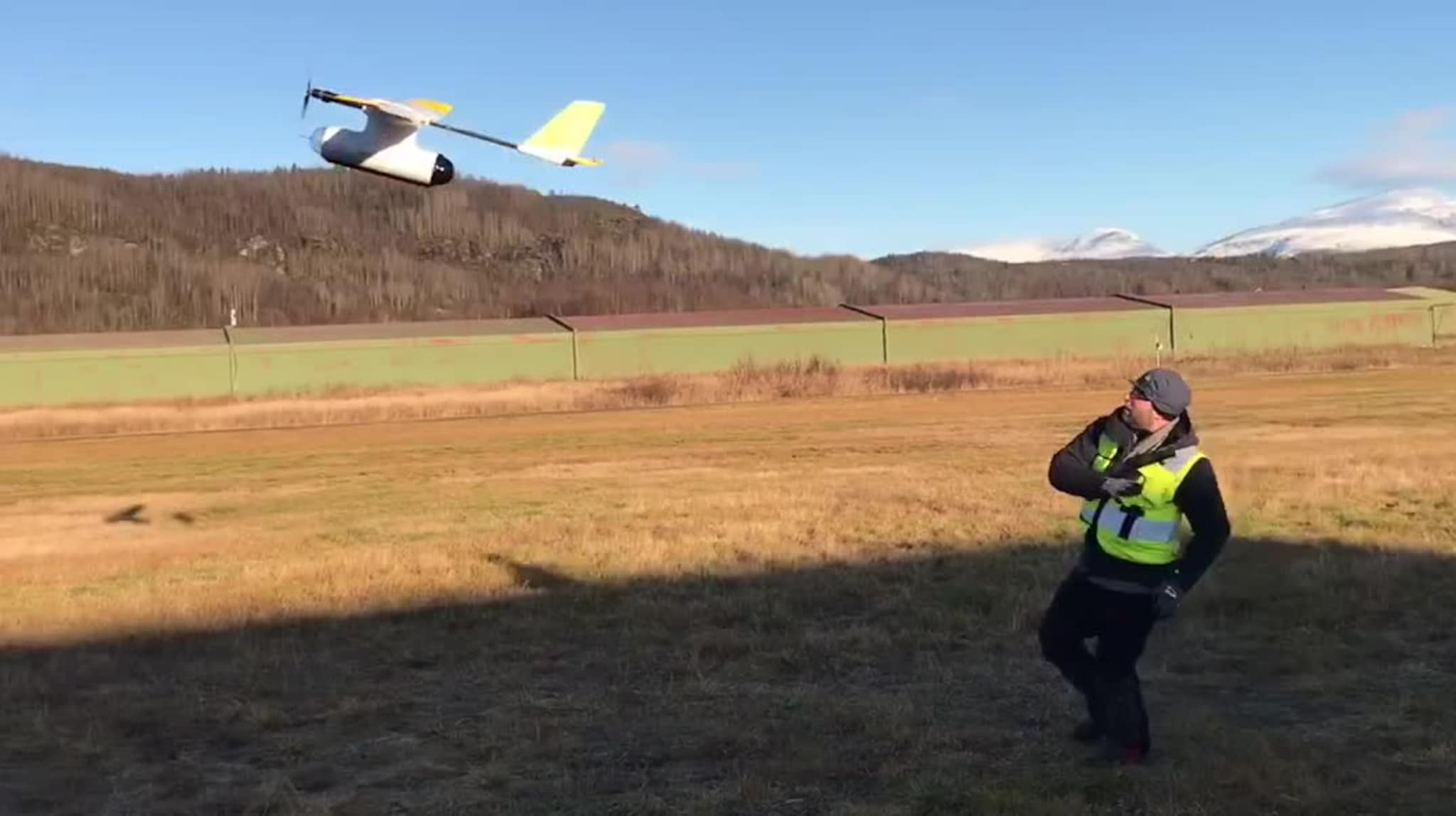 Her lærer de å fly med drone